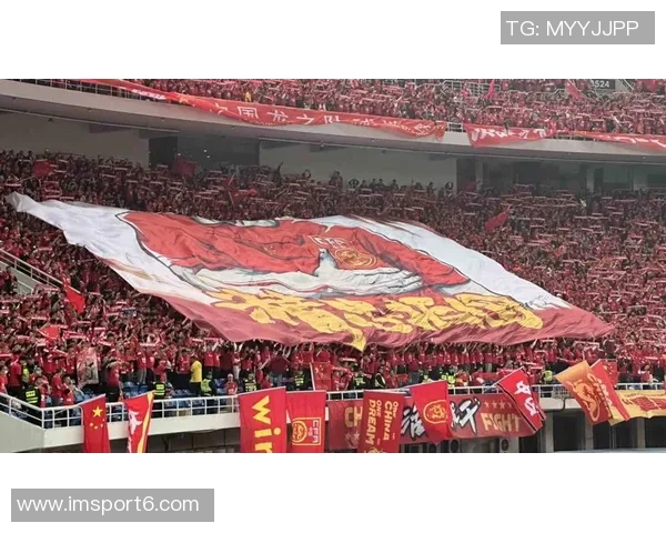 震撼场面拜仁球迷赛前展示TIFO并燃放烟花点燃全场气氛