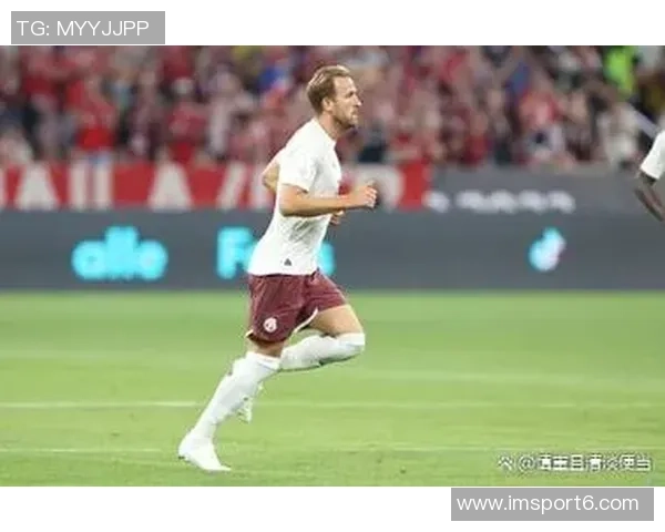 凯恩寒风中挥杆打高尔夫穆勒点赞为他加油打气