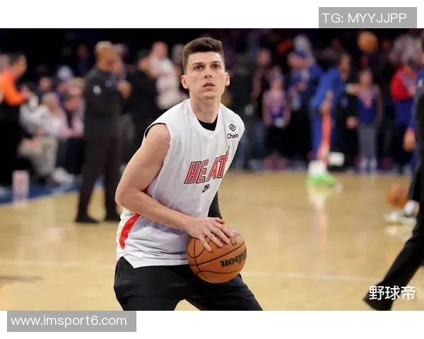 希罗与公牛吉祥物半场对决公牛一击命中让希罗瞬间退缩 希罗与公牛吉祥物半场对决公牛一击命中让希罗瞬间退缩